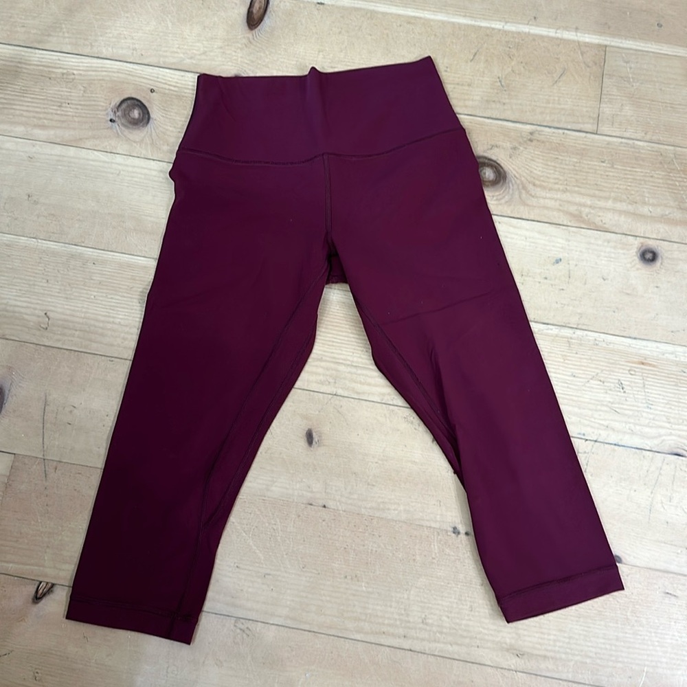 ▪️Lulu cropped maroon aligns. Size 8